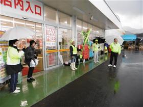 交通安全キャンペーンのようす