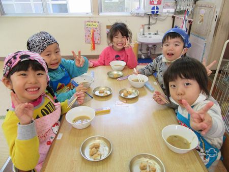 もちを食べる様子