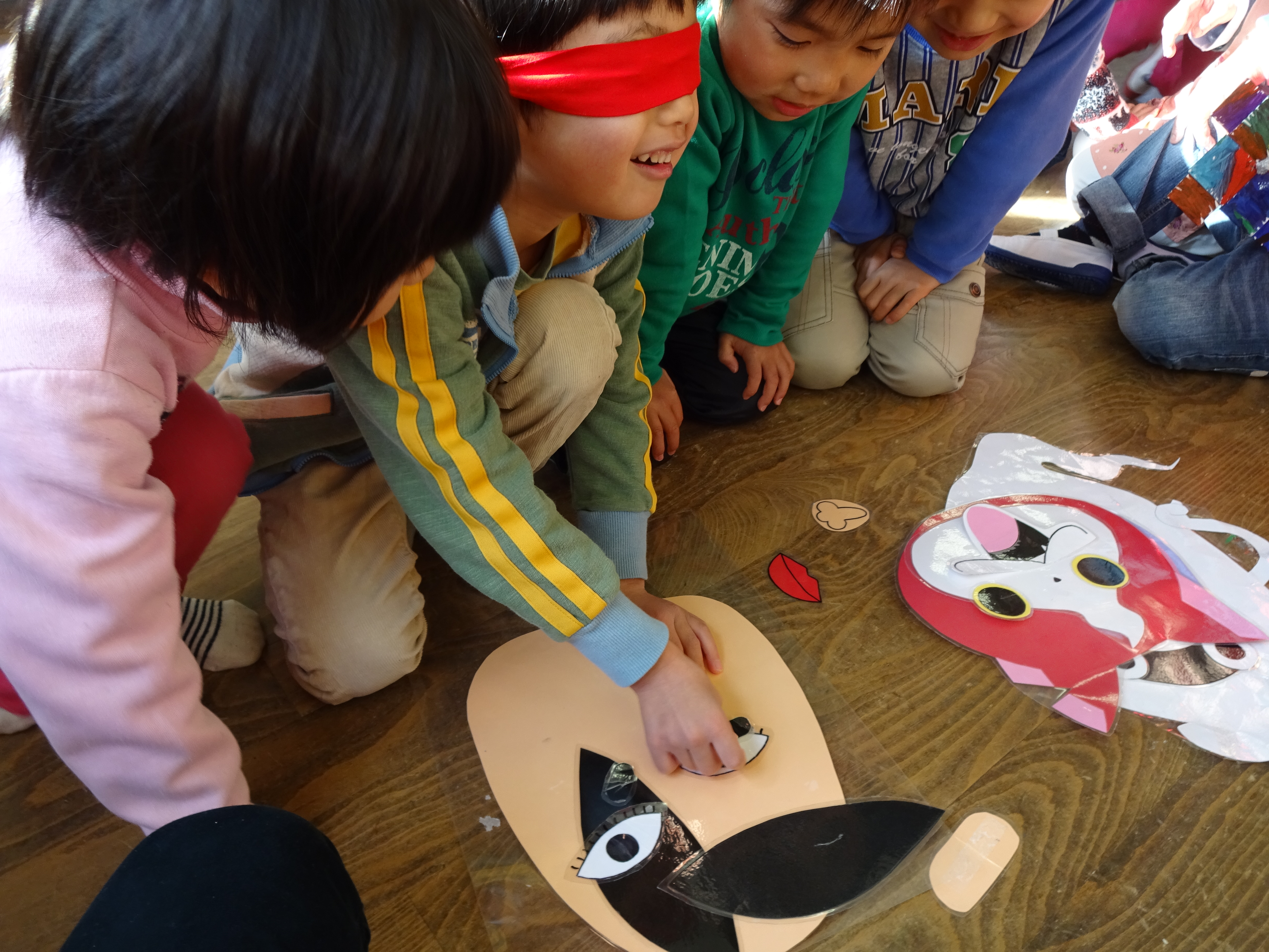 福笑い　目隠し中