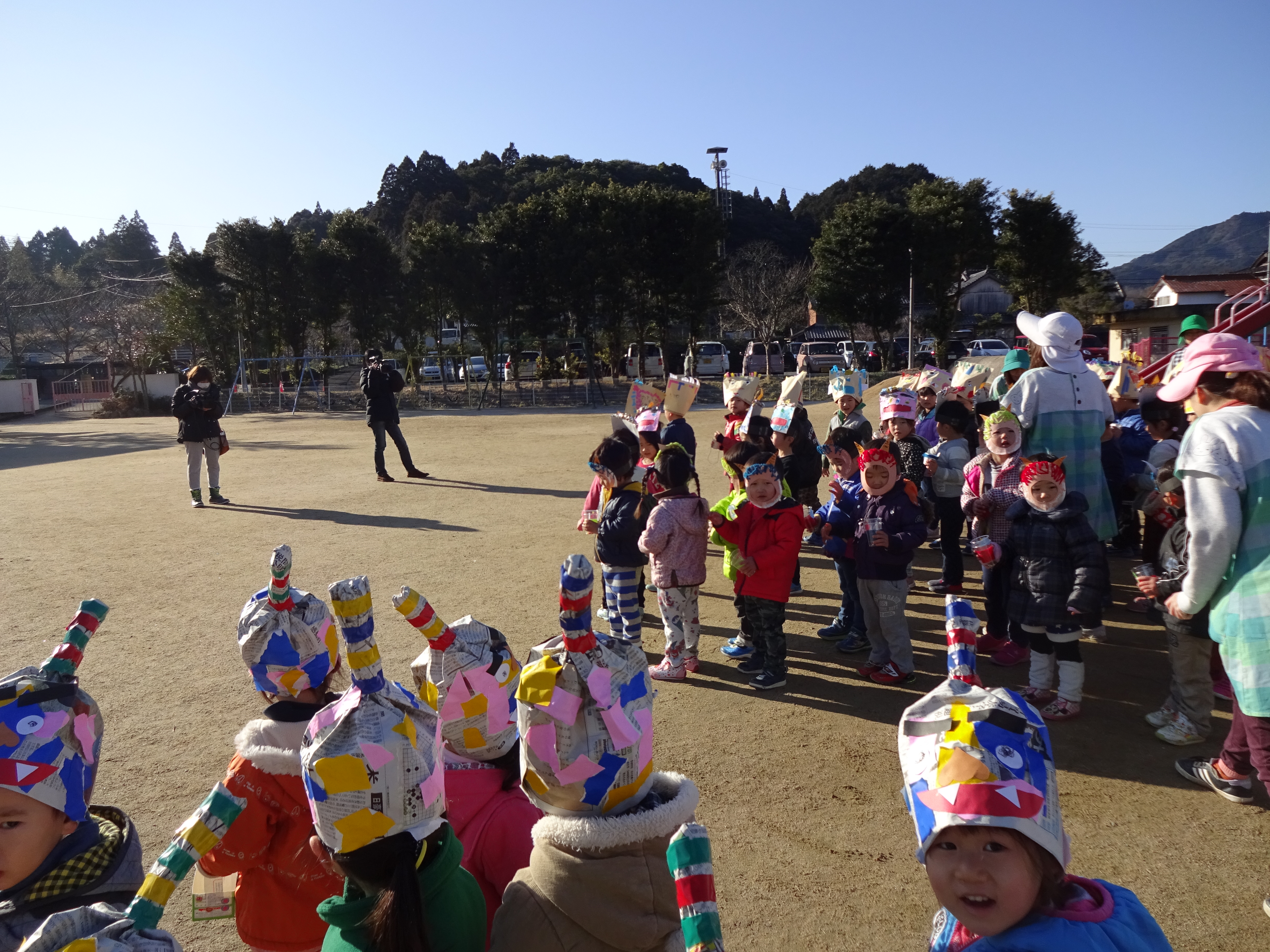 お面をかぶり緊張している子どもたち