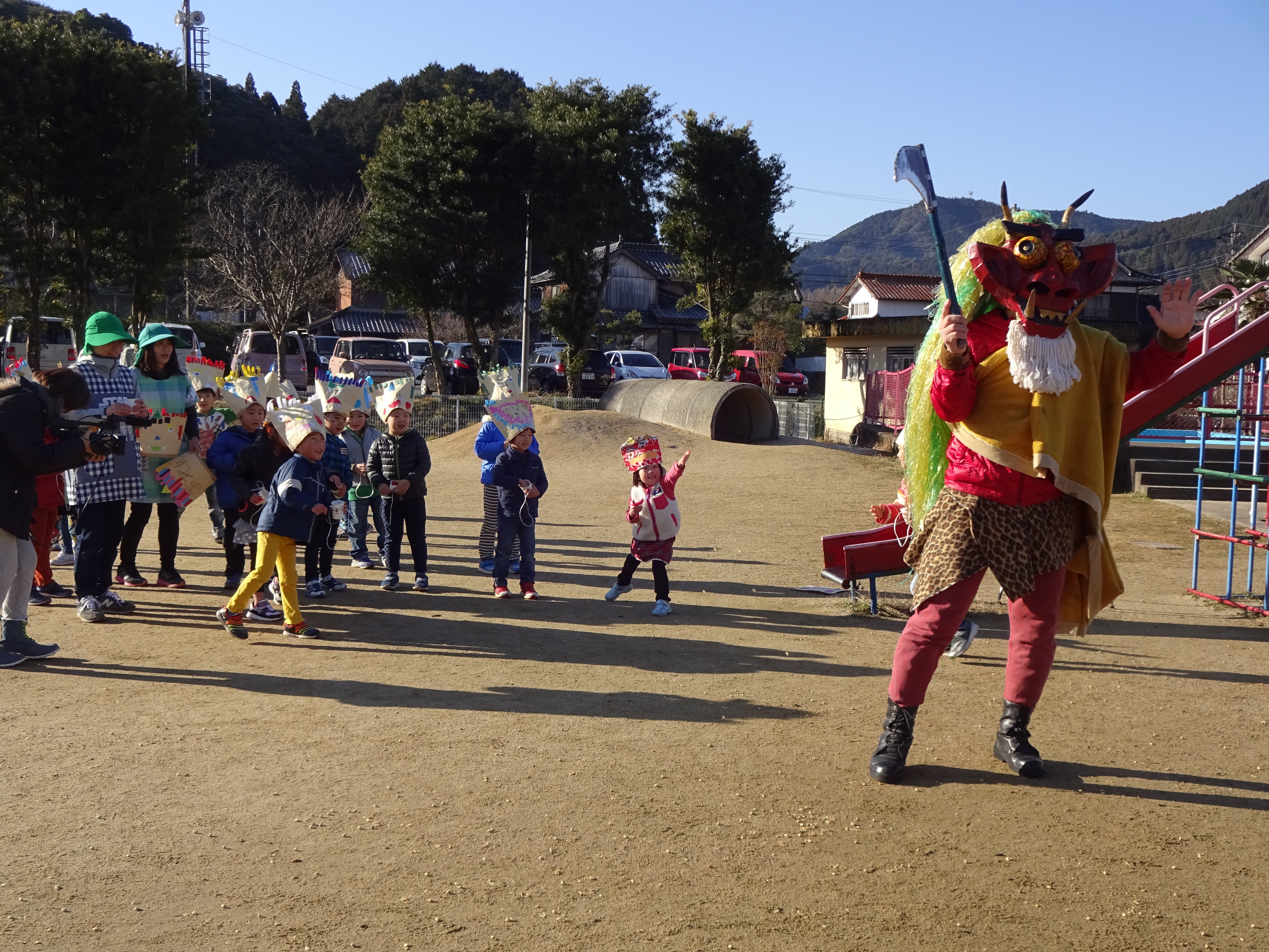 勇敢に鬼と戦う大きい組のお友だち