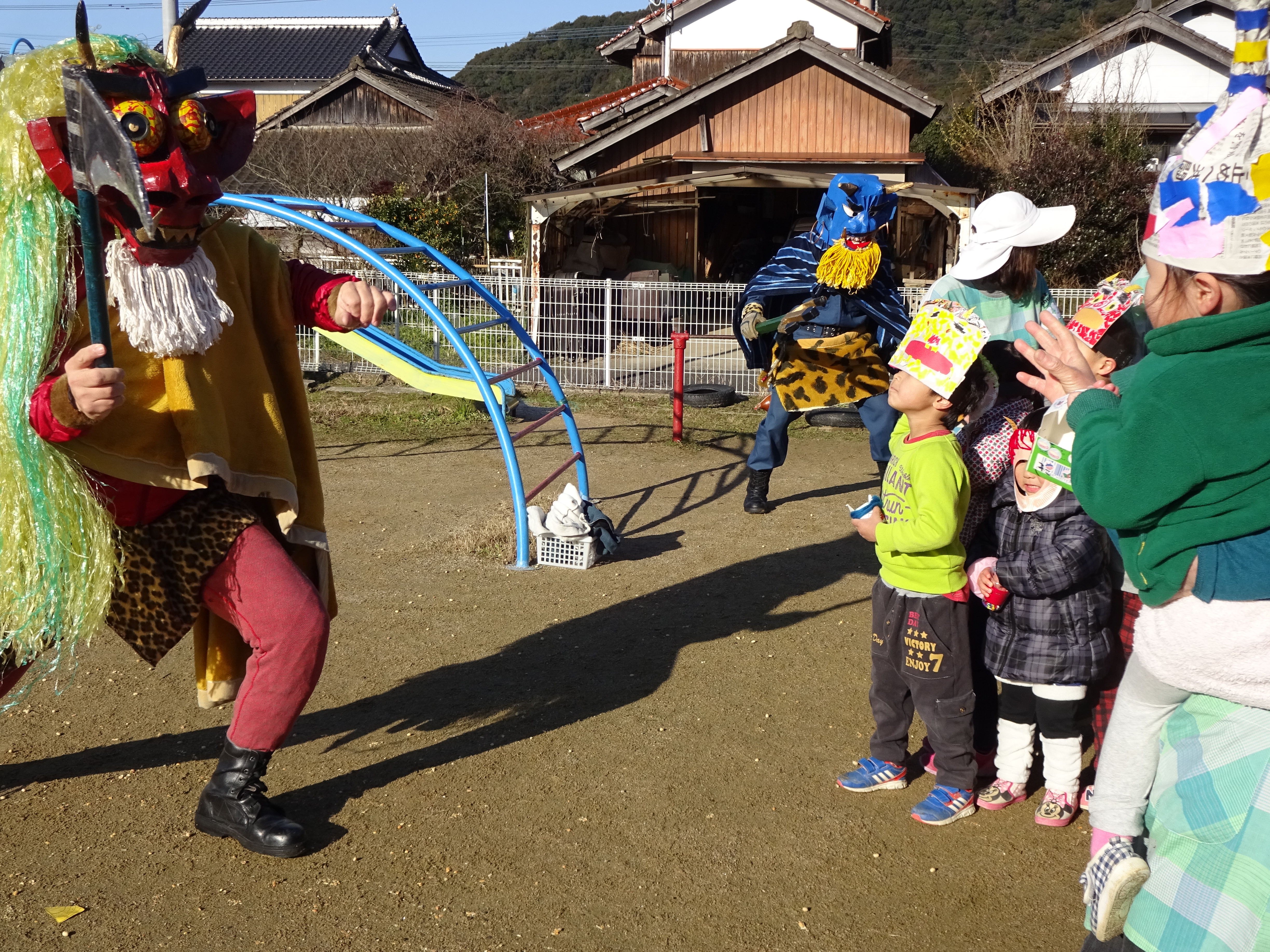 鬼の登場に固まる子どもたち