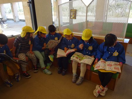 本を読む様子