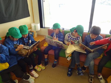 本を読む様子