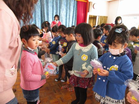 年長・年中組のプレゼント交換
