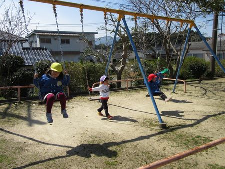 遊具で遊ぶ様子