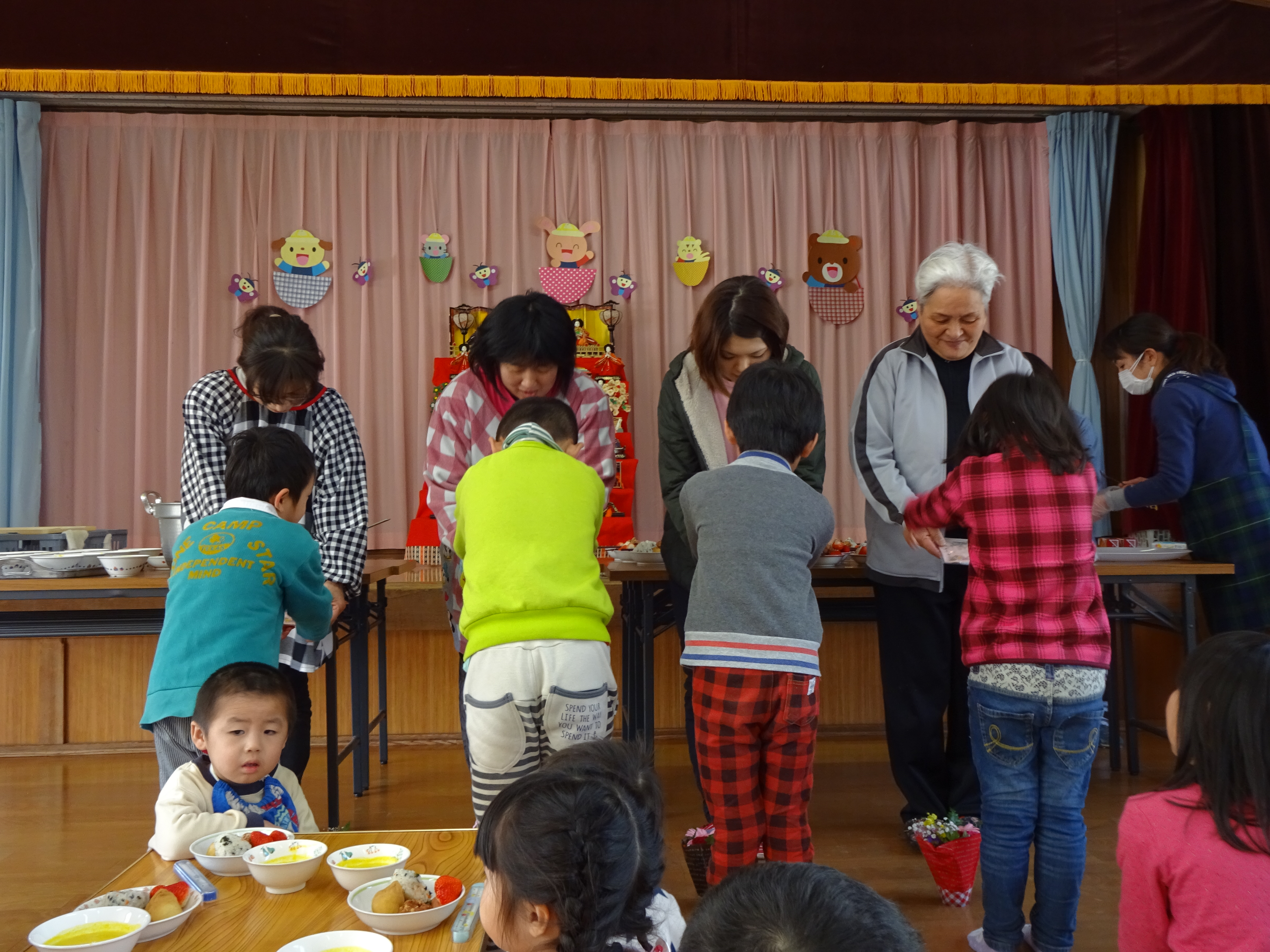 先生たちに感謝の気持ちを伝えています