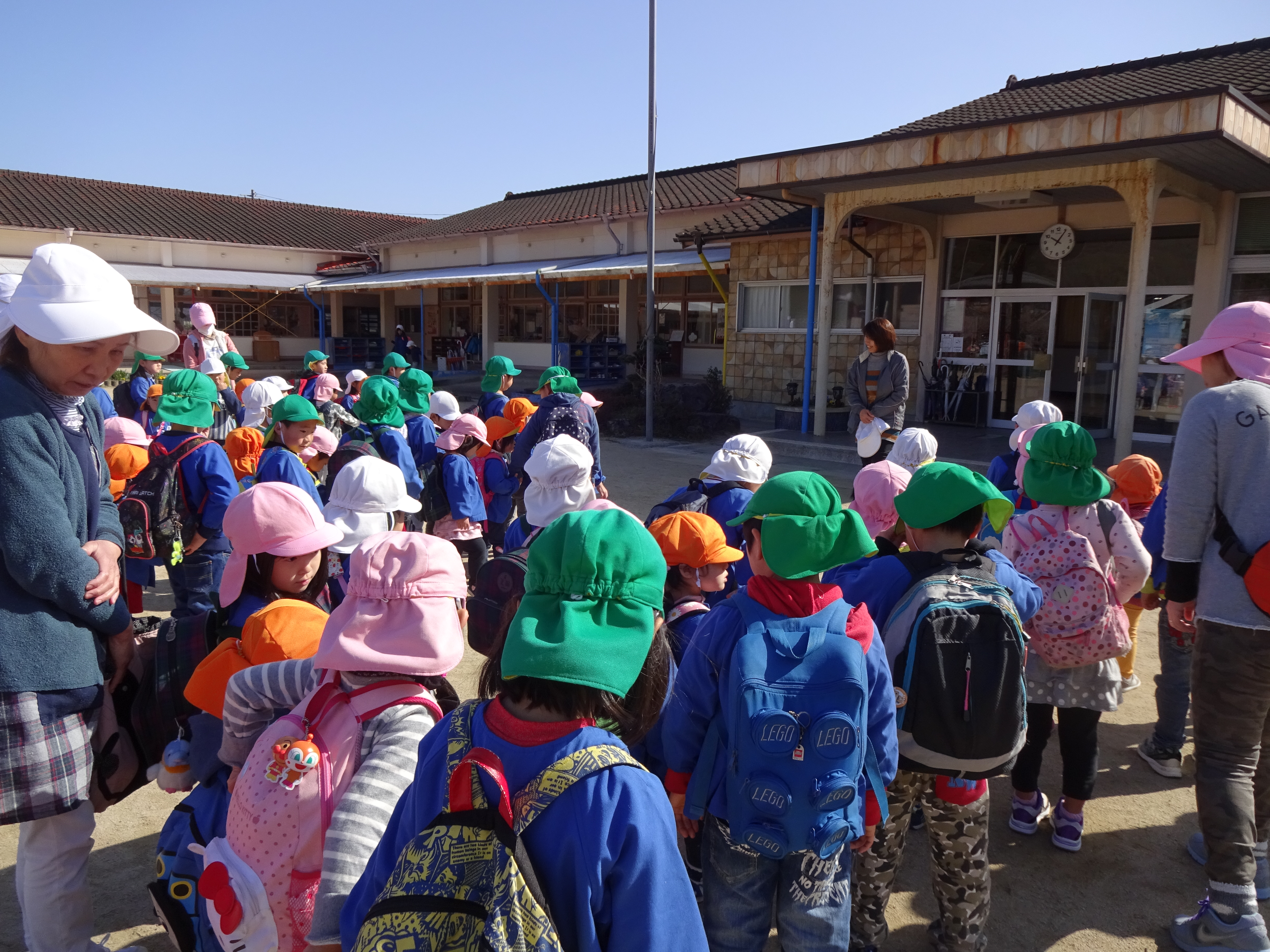 お別れ遠足　出発