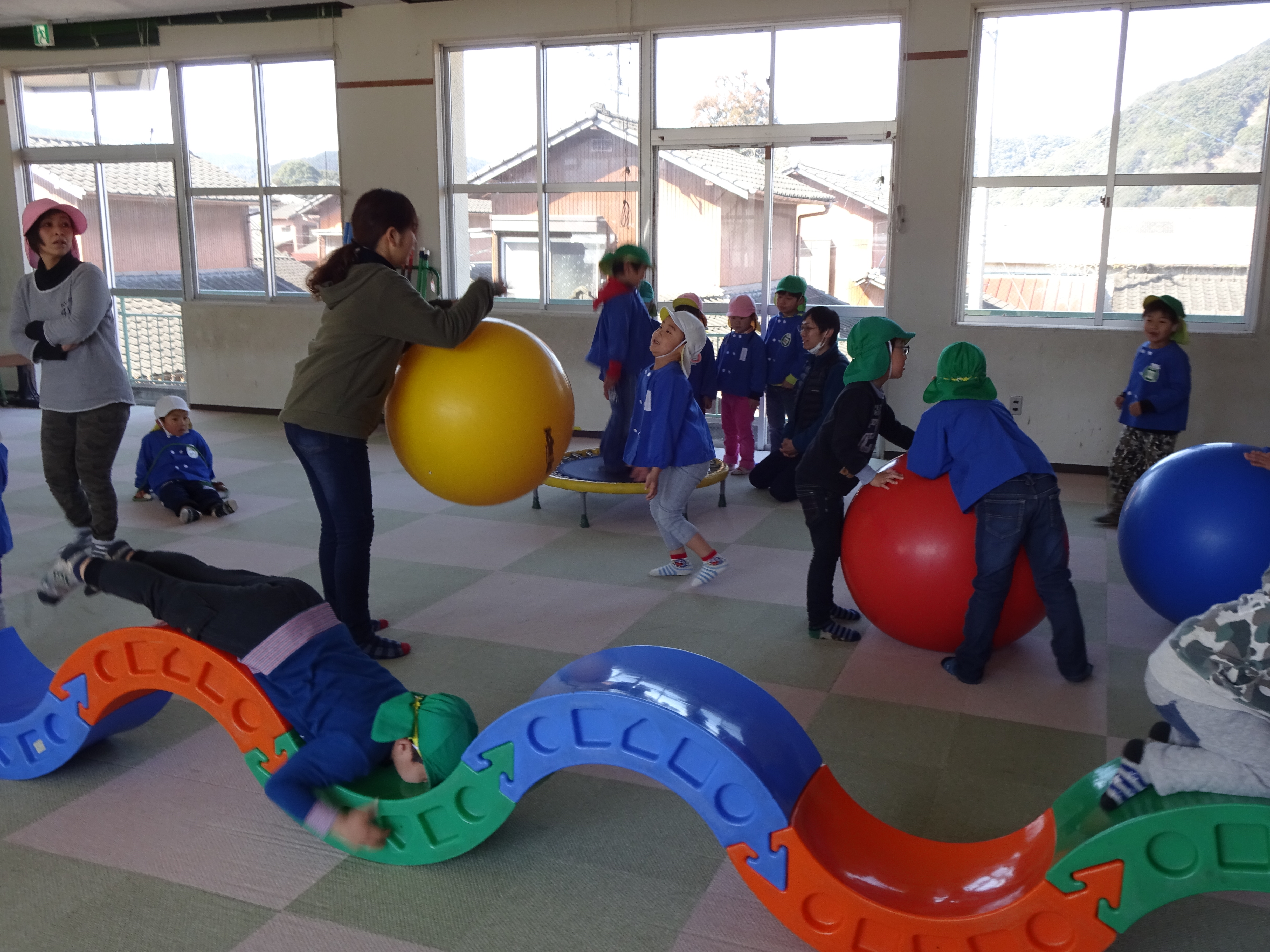 児童センターで遊ぶ様子