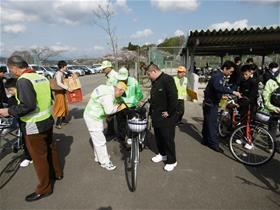 国見中自転車点検のようす