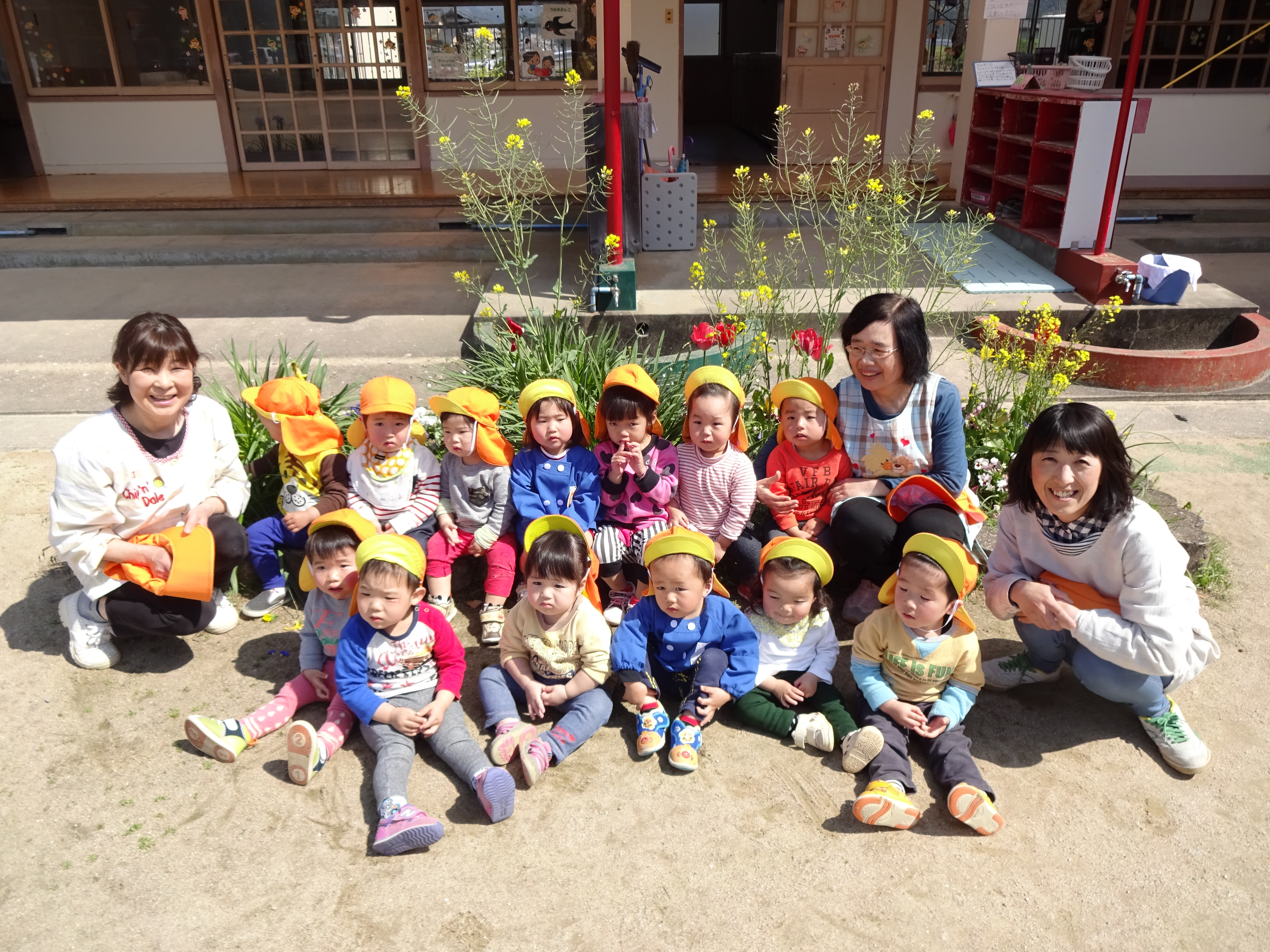 ばら組さん&hellip;お花の前で