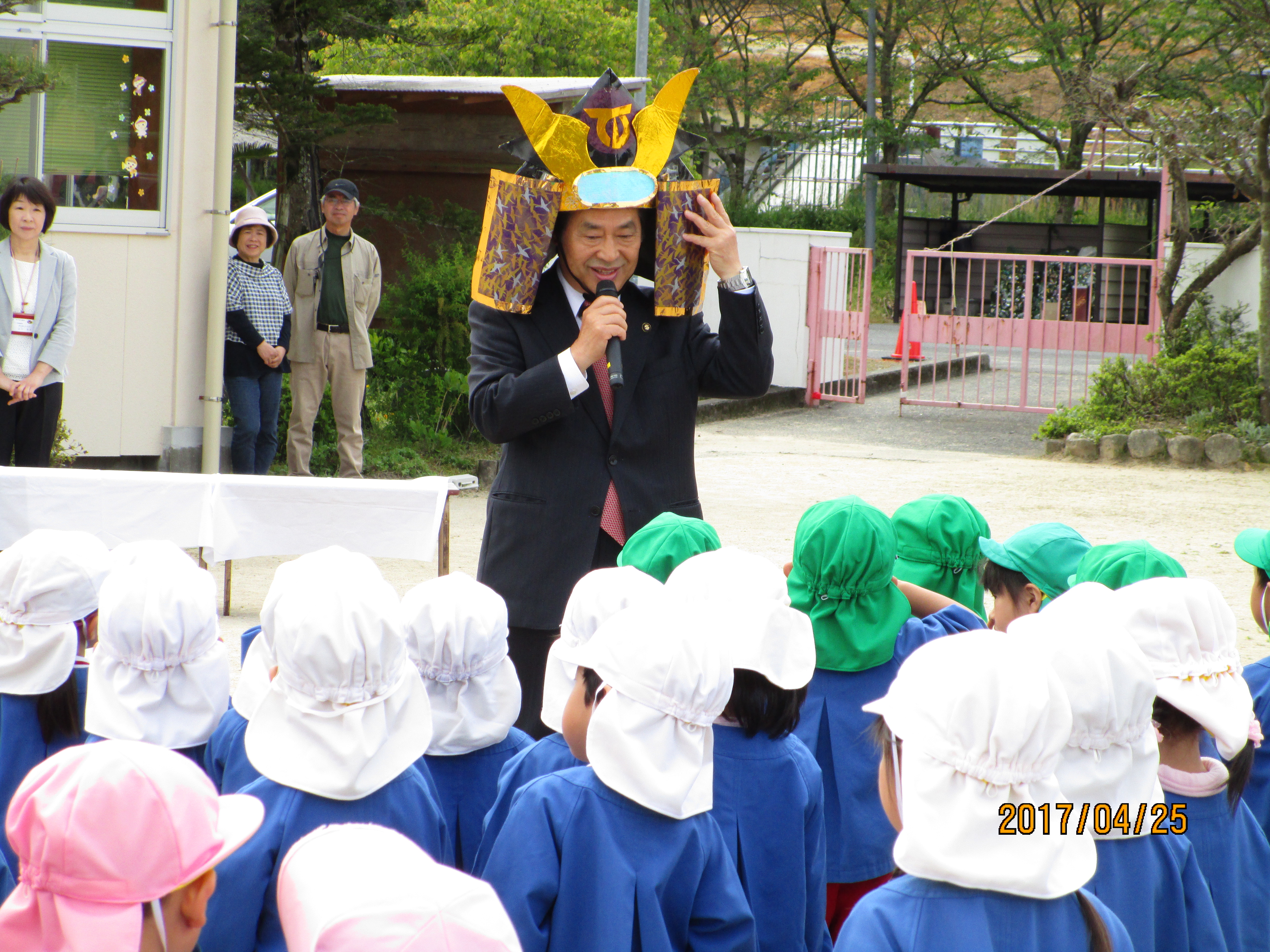 こいのぼり掲揚式で市長さんへ兜