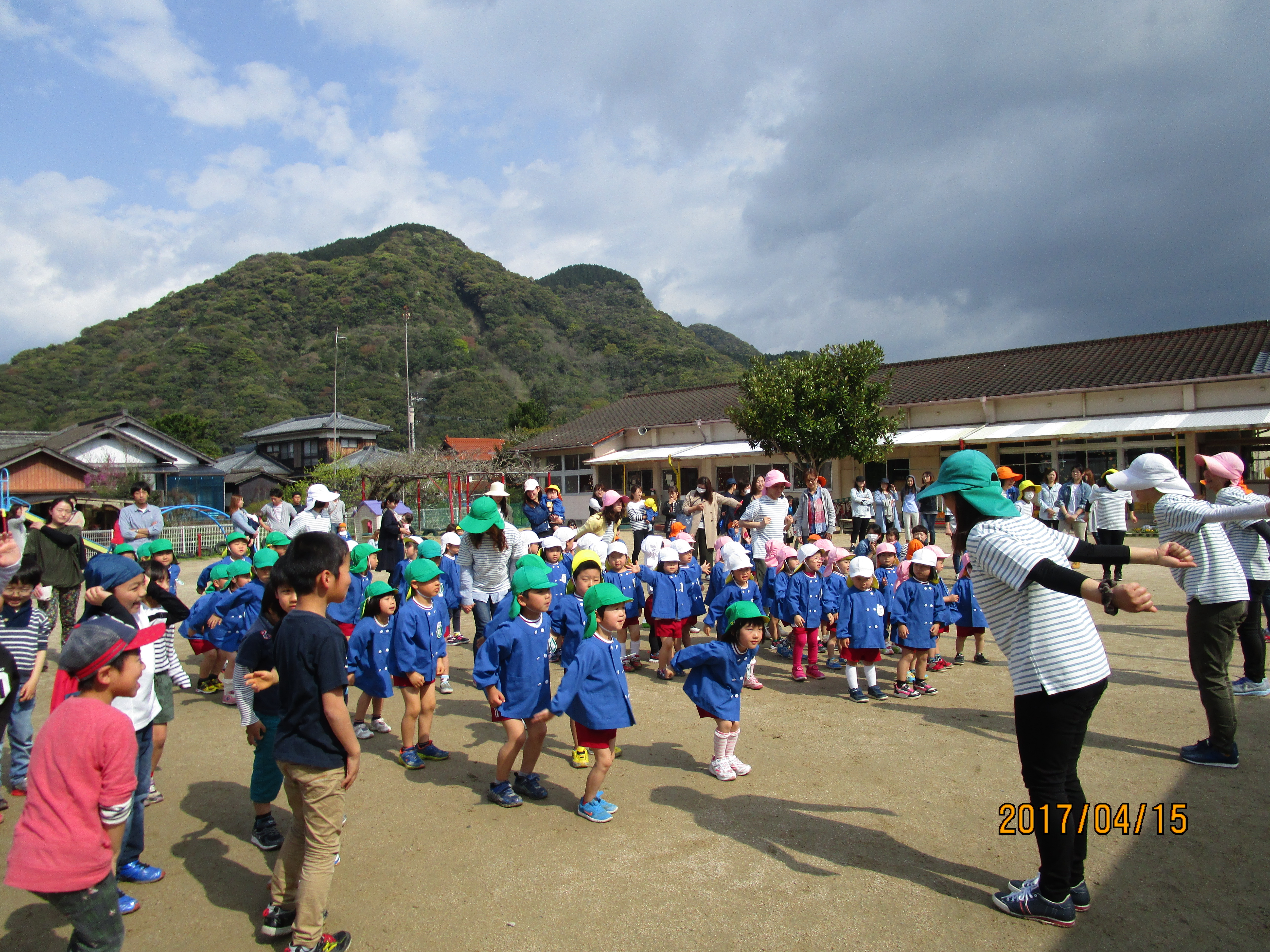 &ldquo;こいのぼり&rdquo;の踊りの様子