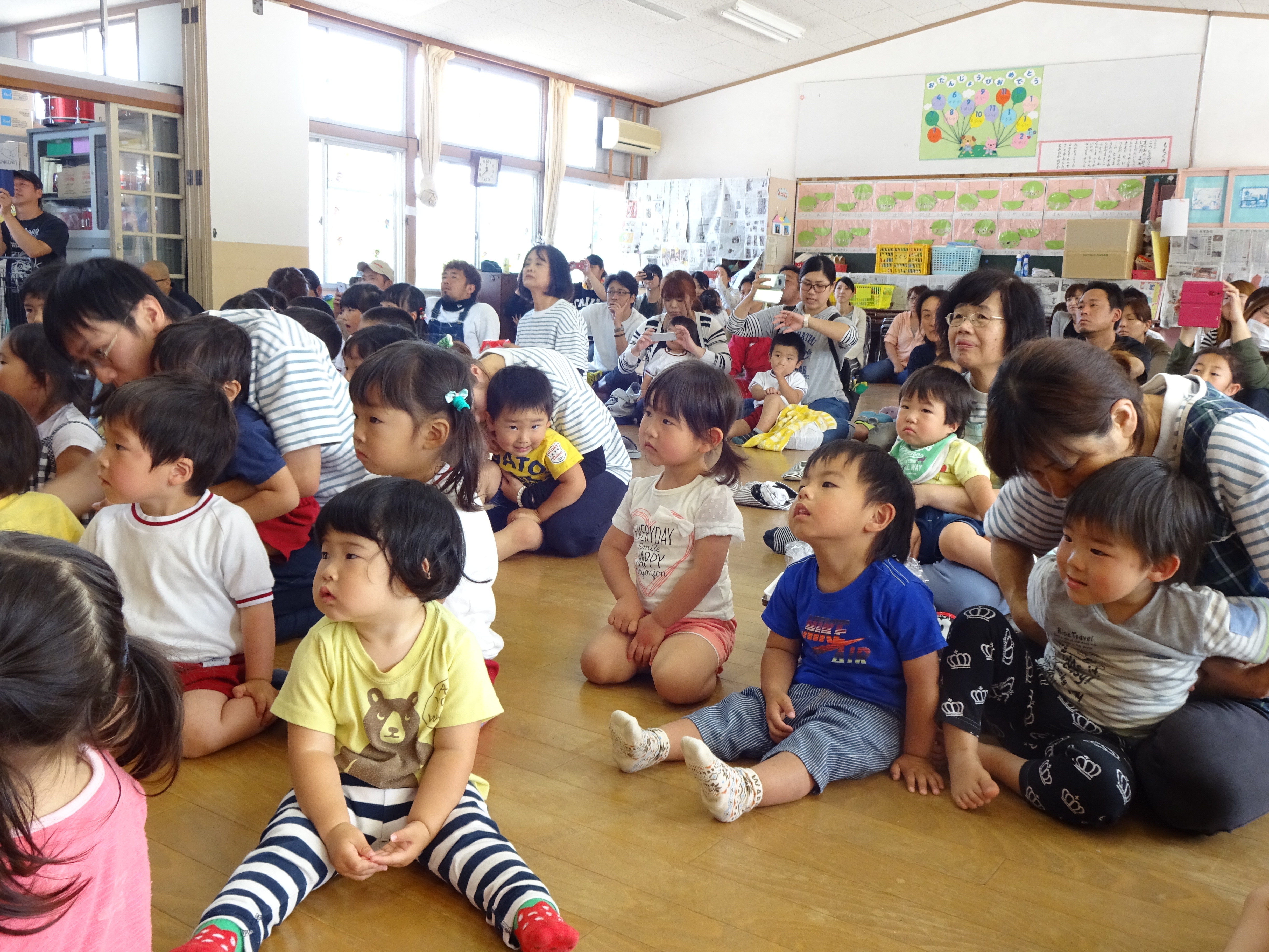 出し物を見ている様子