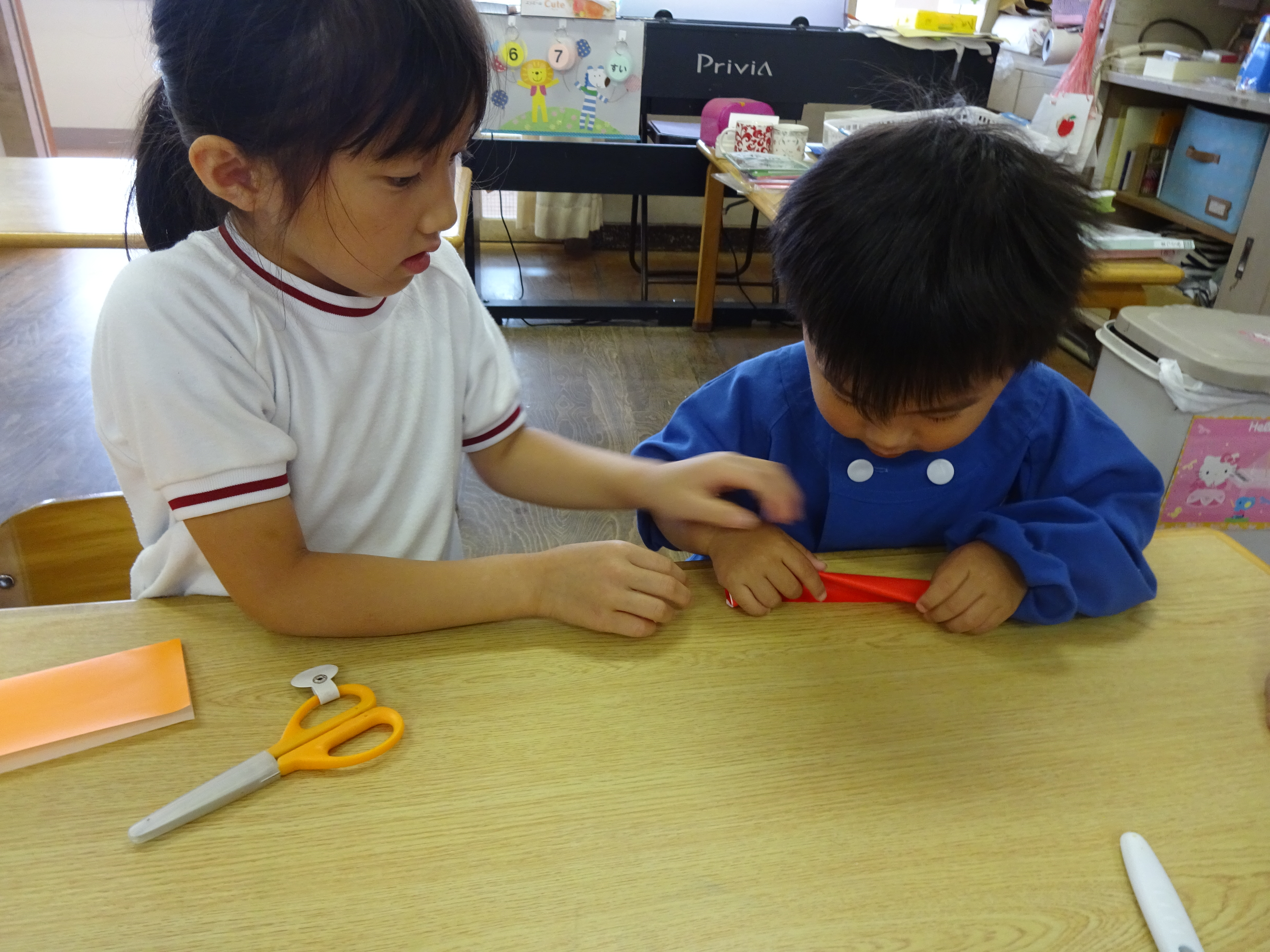 七夕かざりを作っているところ