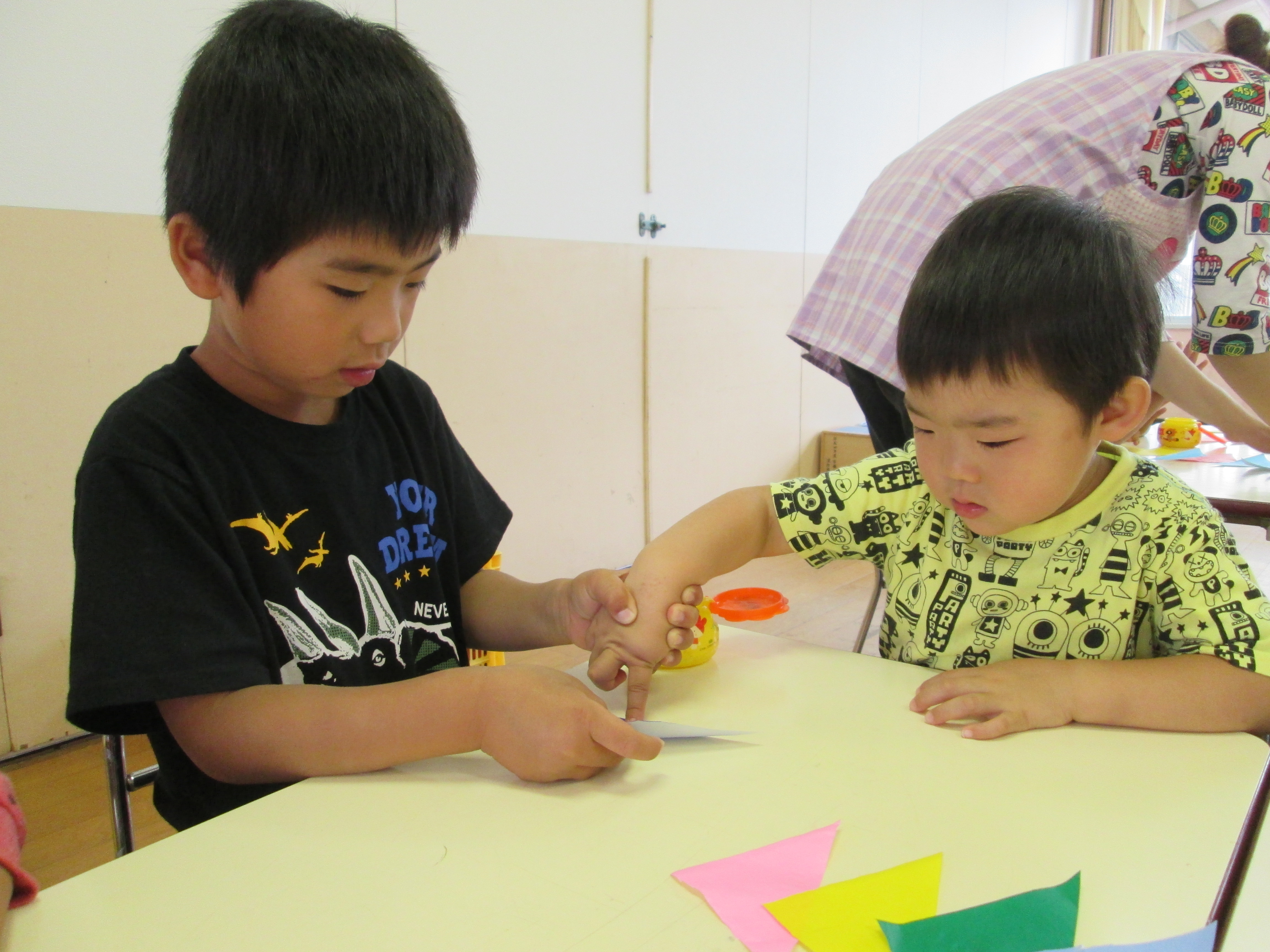 七夕かざりをつくっているところ