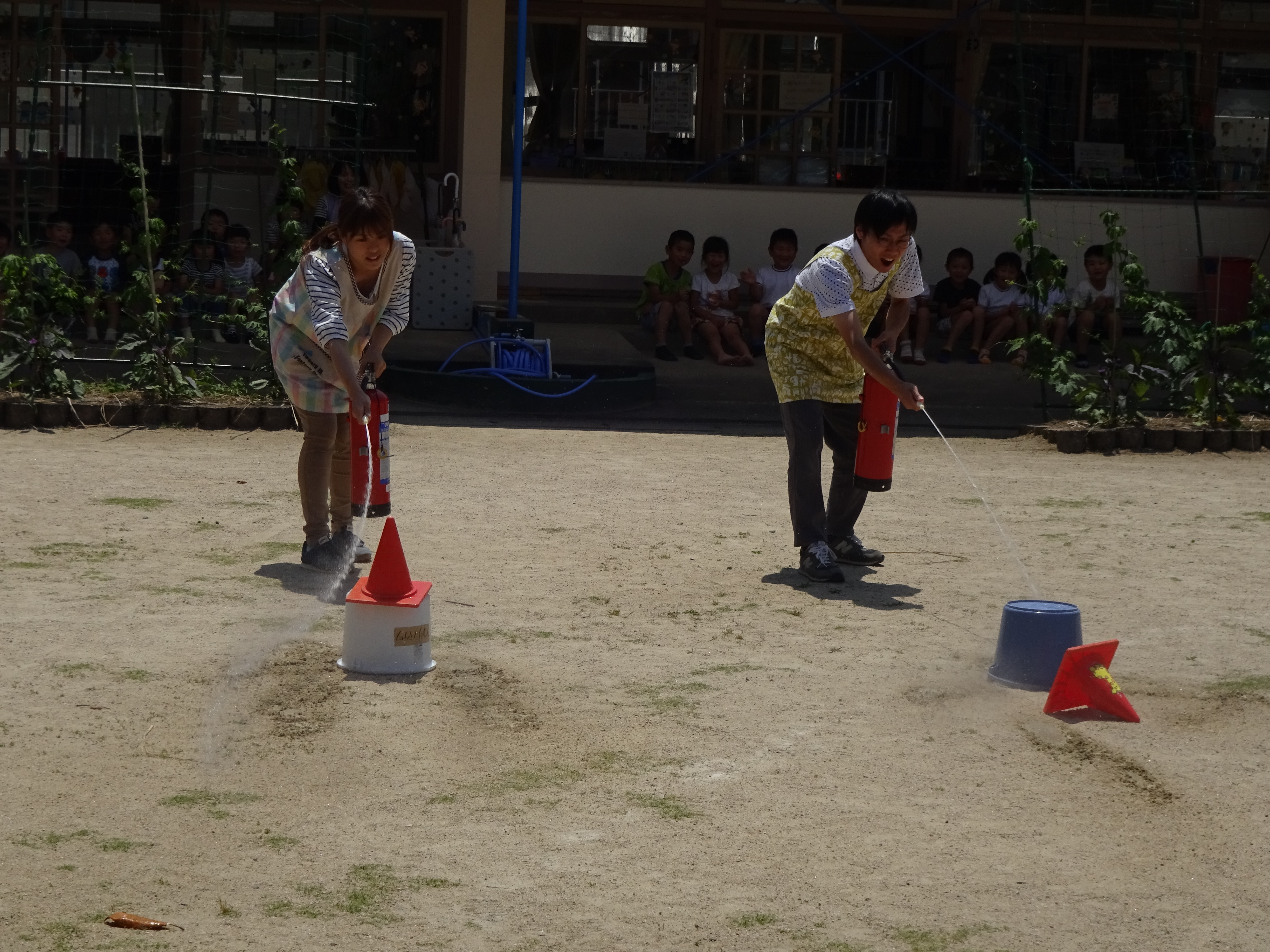 訓練用の消火器での消火をしているところ