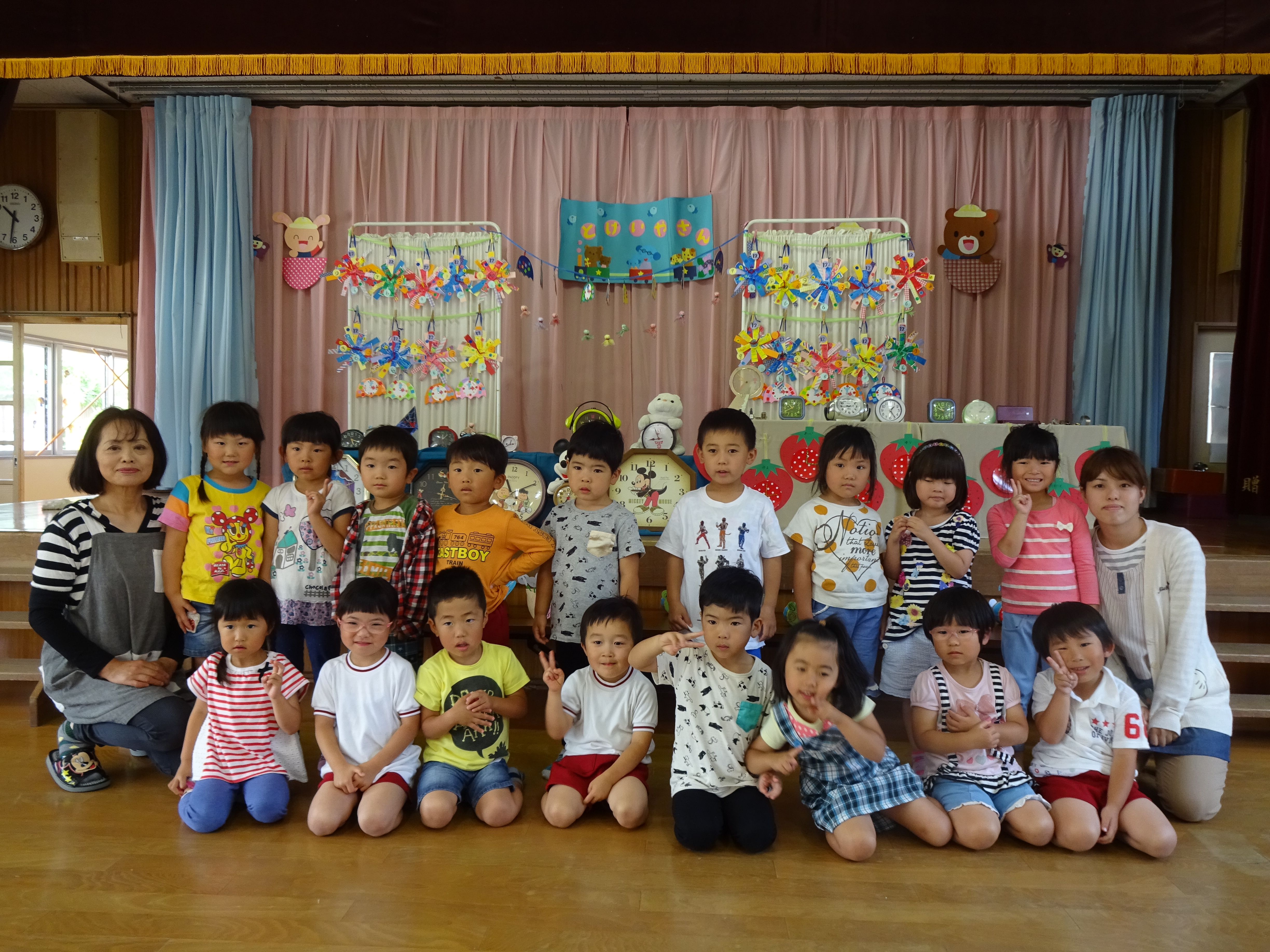 時計の前で記念写真