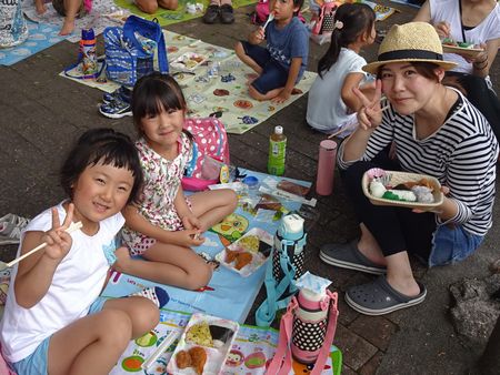 お弁当を食べる様子