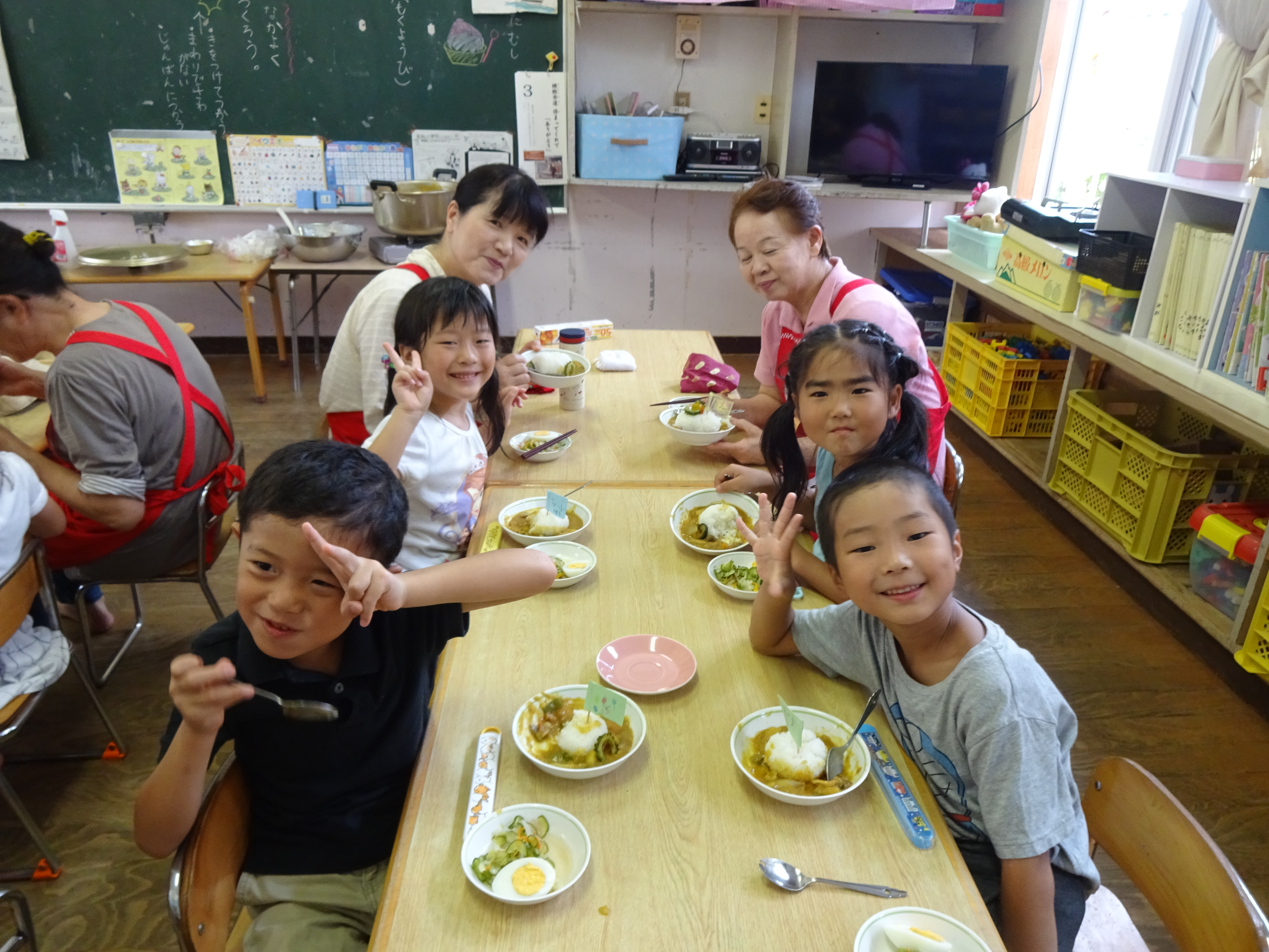 カレーを食べているところ