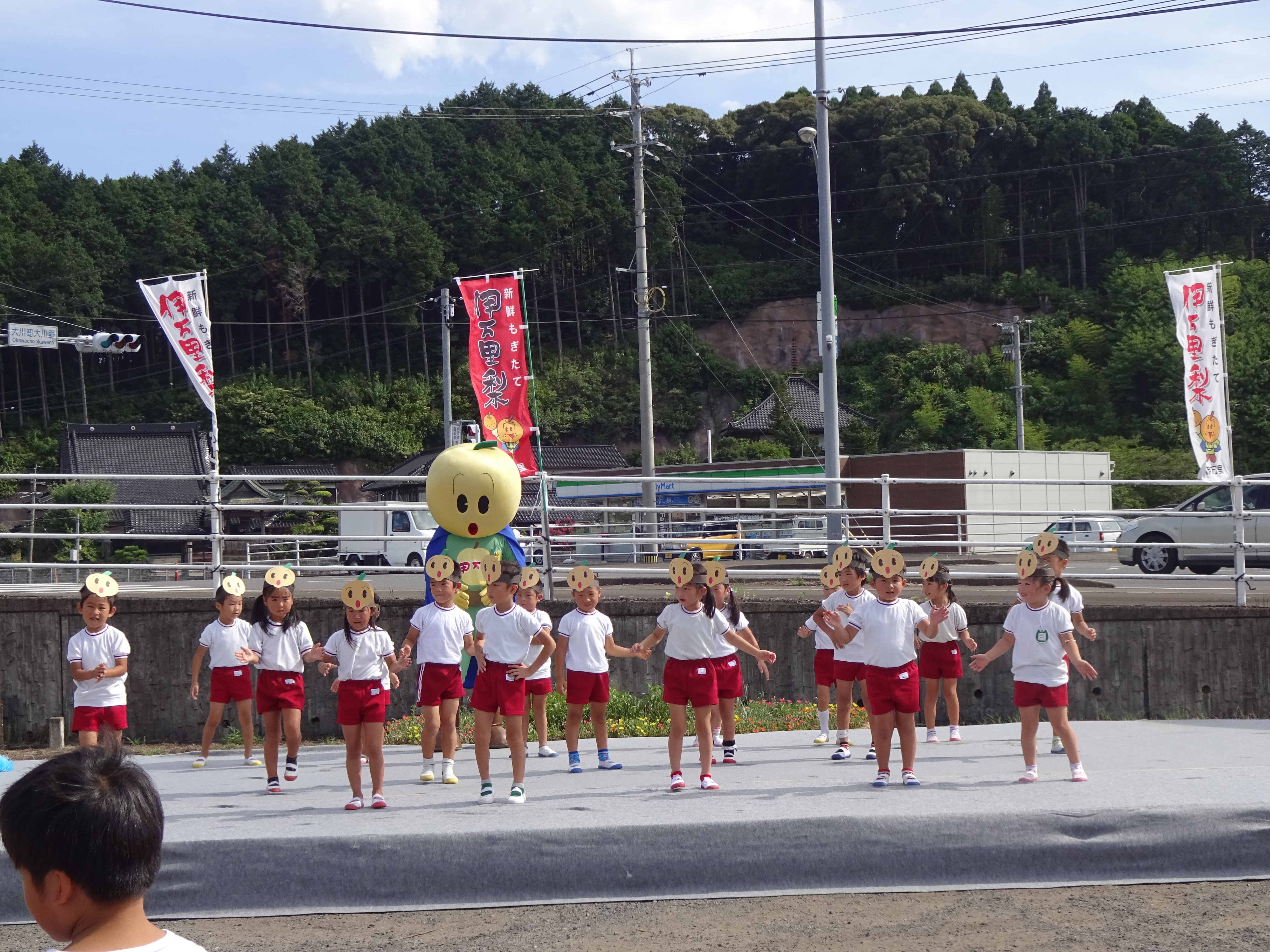 なし万里くんと踊っているところ