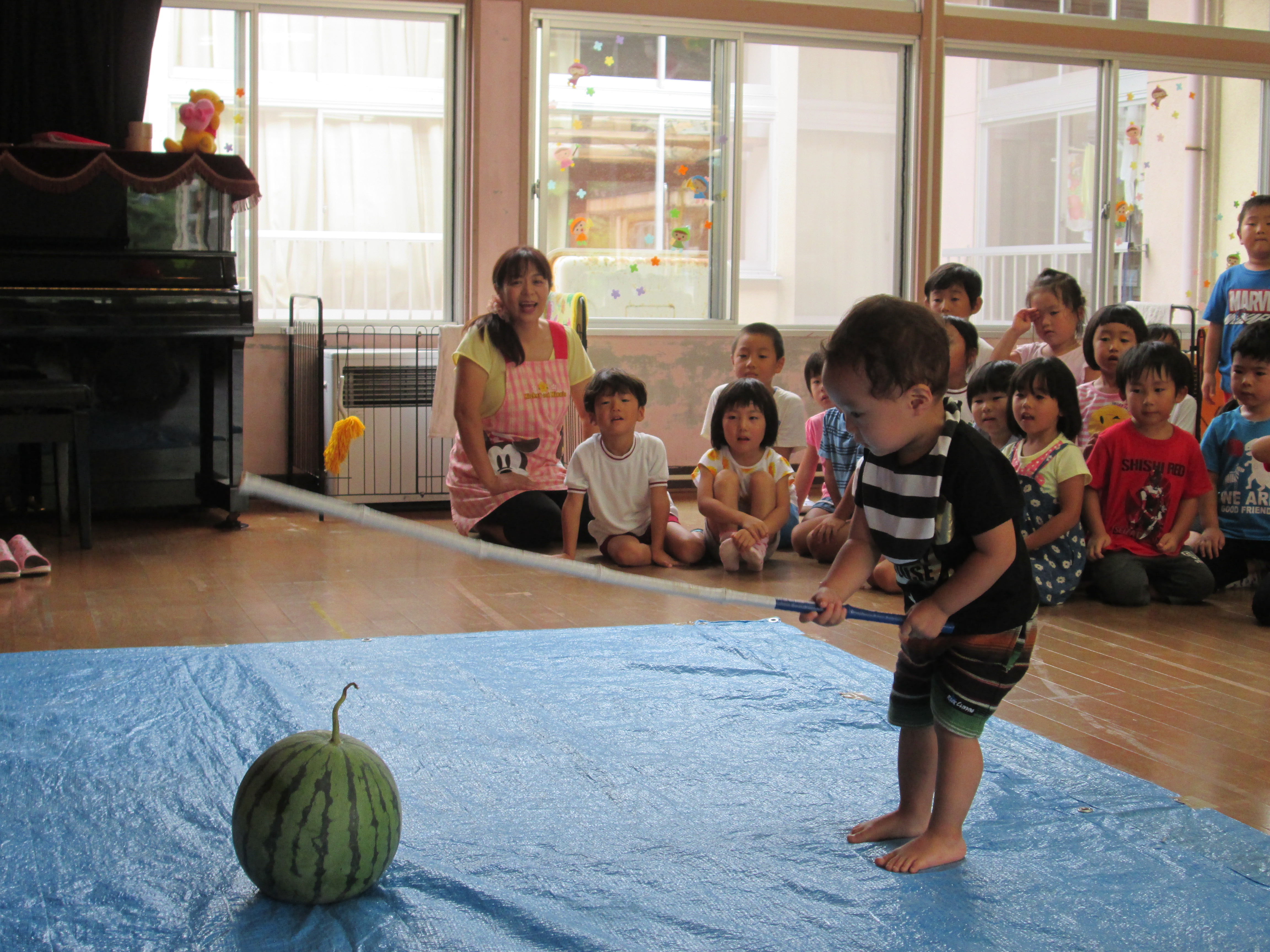 スイカを割っているところ