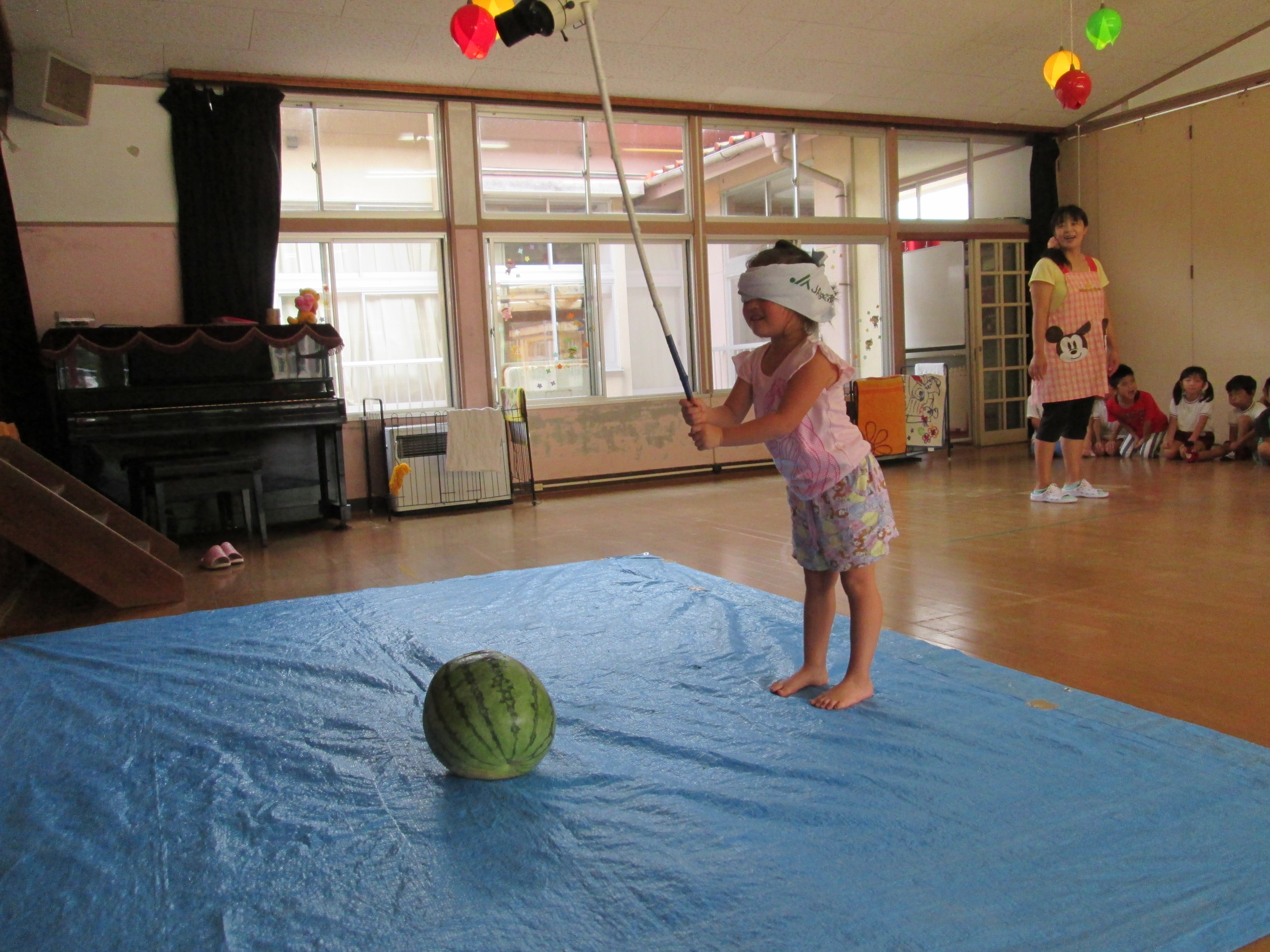 スイカを割っているところ