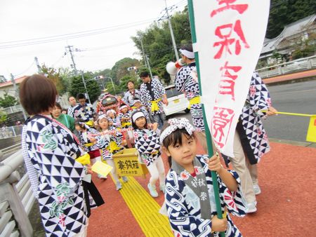 巡行をする年長さん