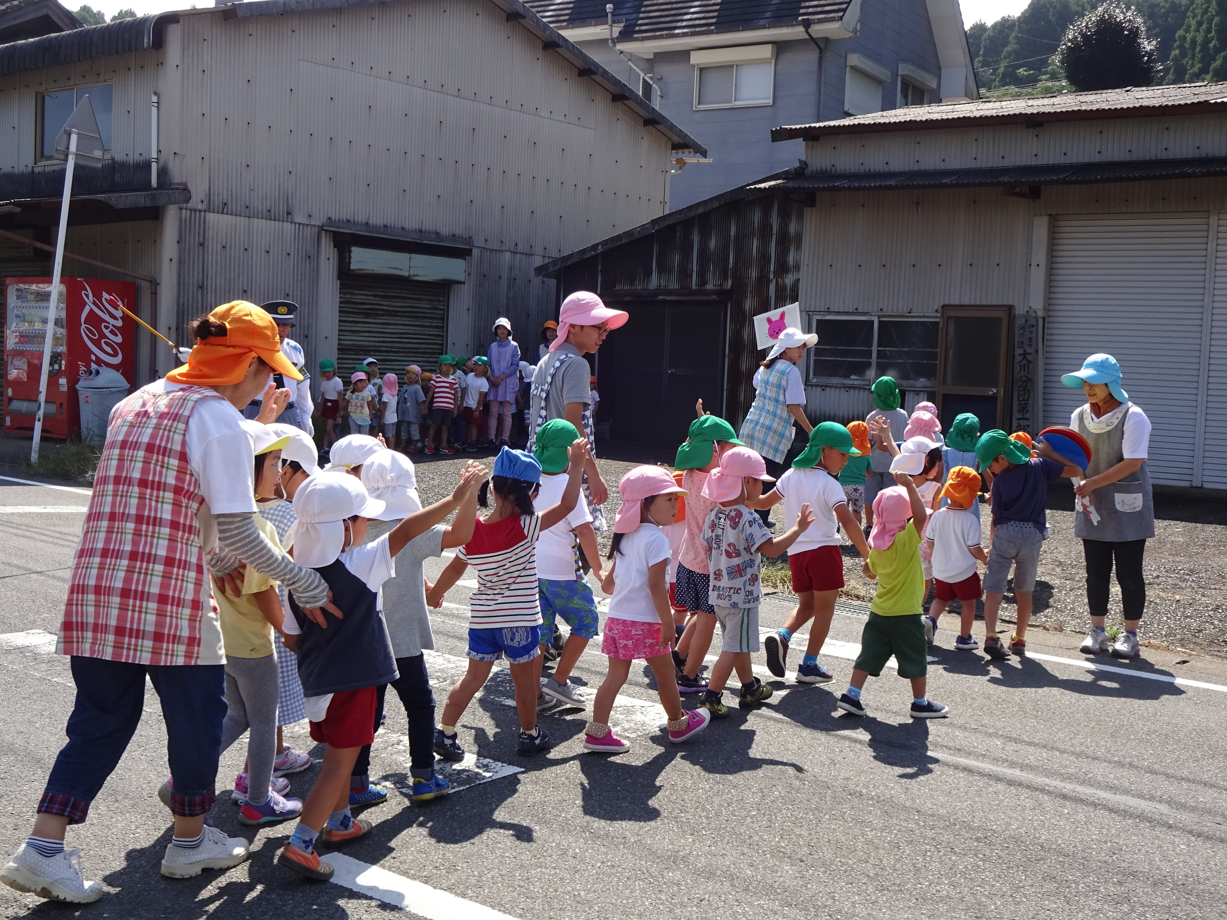 横断歩道を渡っているところ
