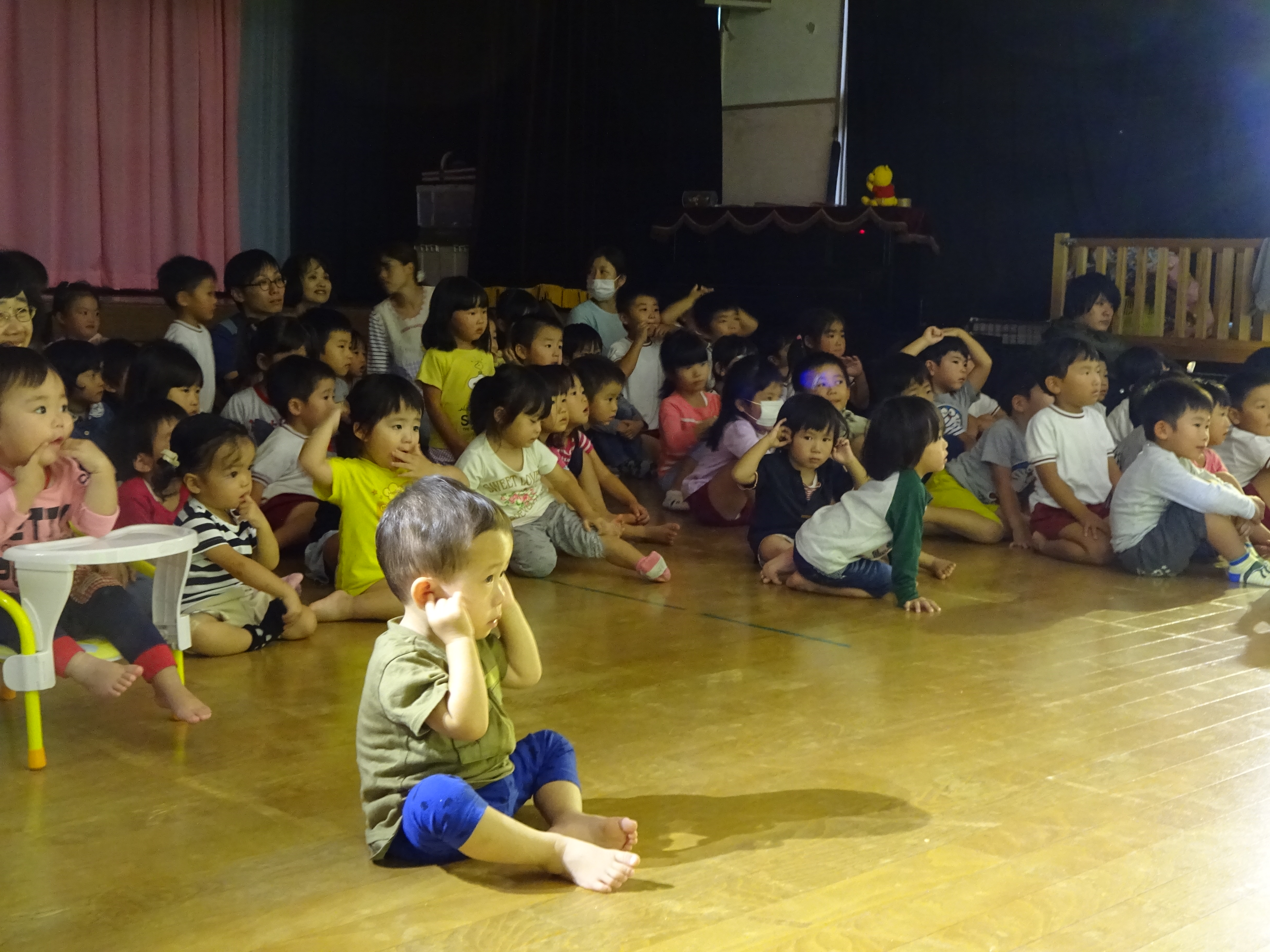 人形劇を見ているところ