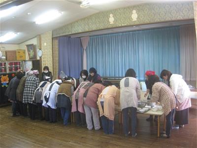 餅丸めの様子です。みなさんありがとうございました