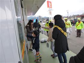 交通安全キャンペーンのようす