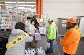 交通安全キャンペーンのようす