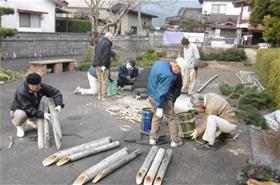 門松つくりのようす