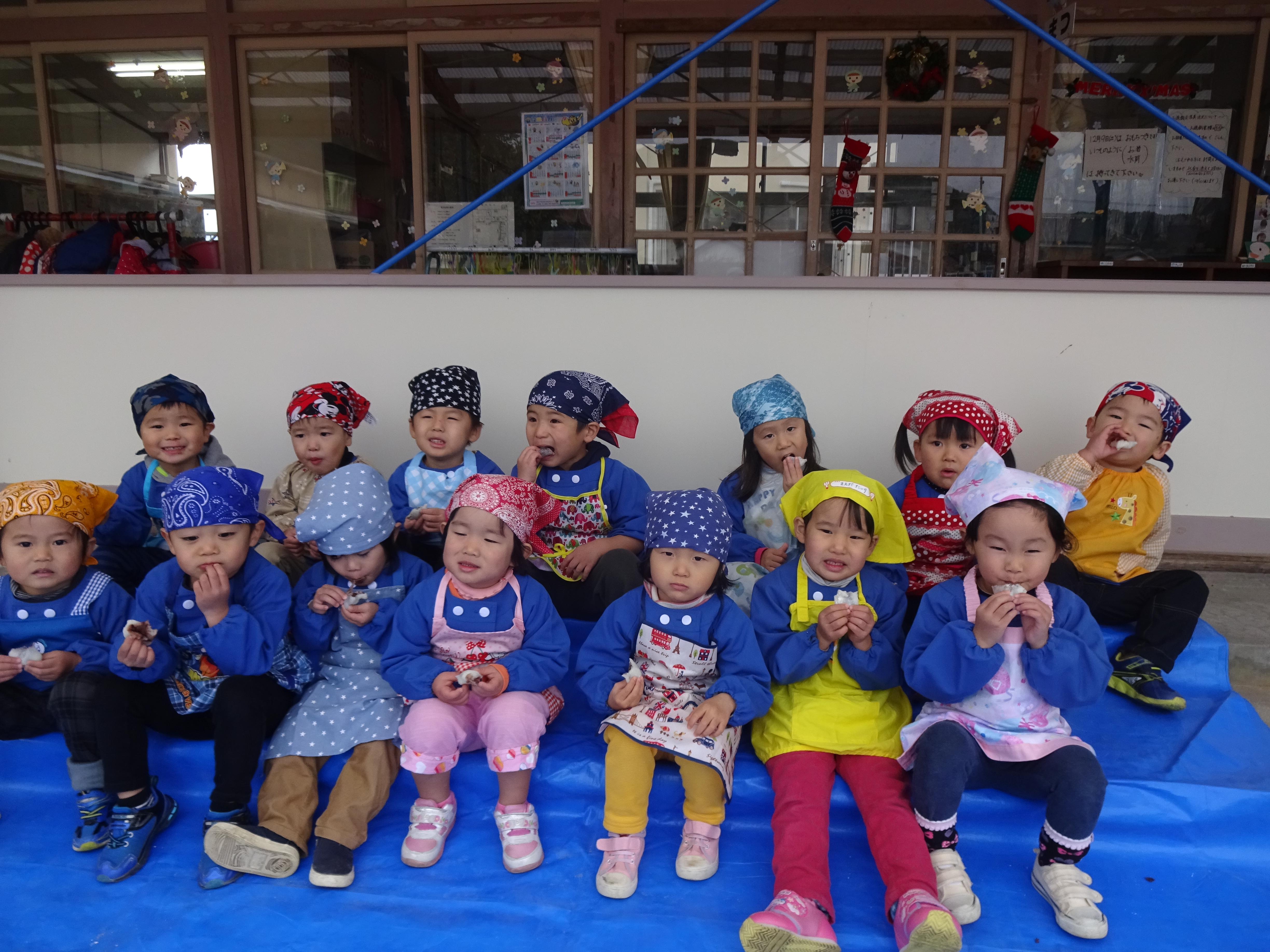 餅を食べているところ