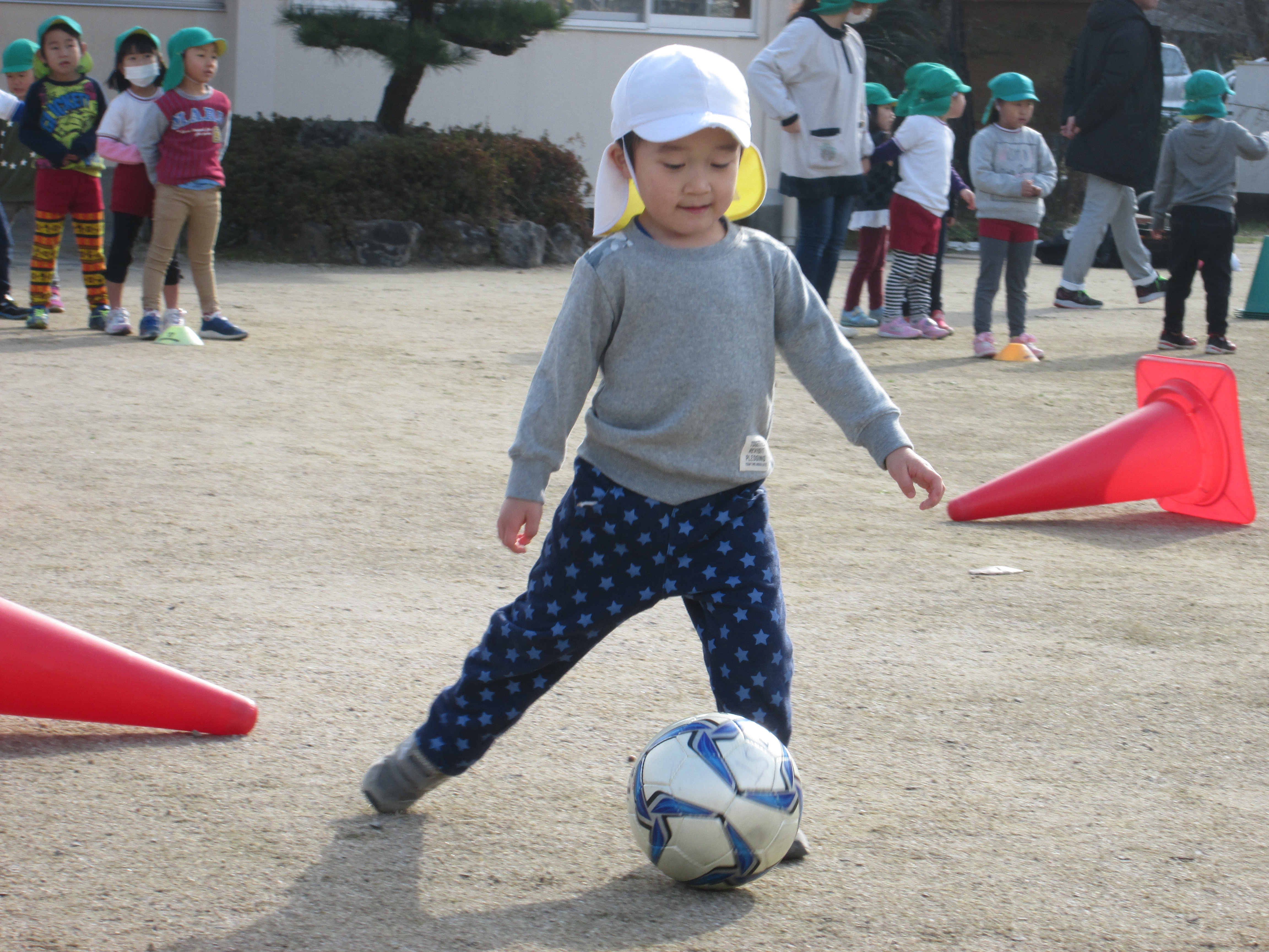 ボールをけっているところ