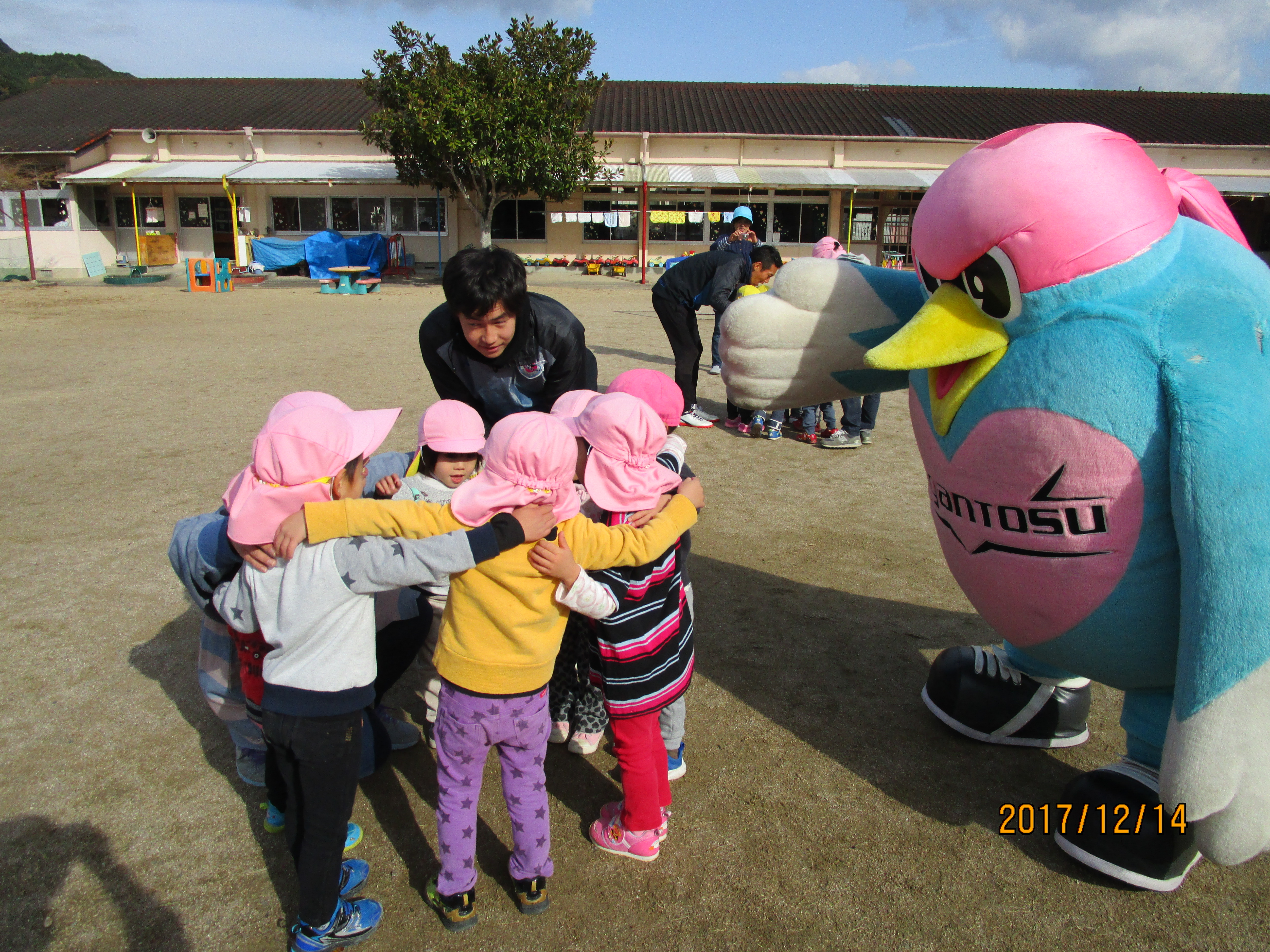 もも組さんサッカーしているところ