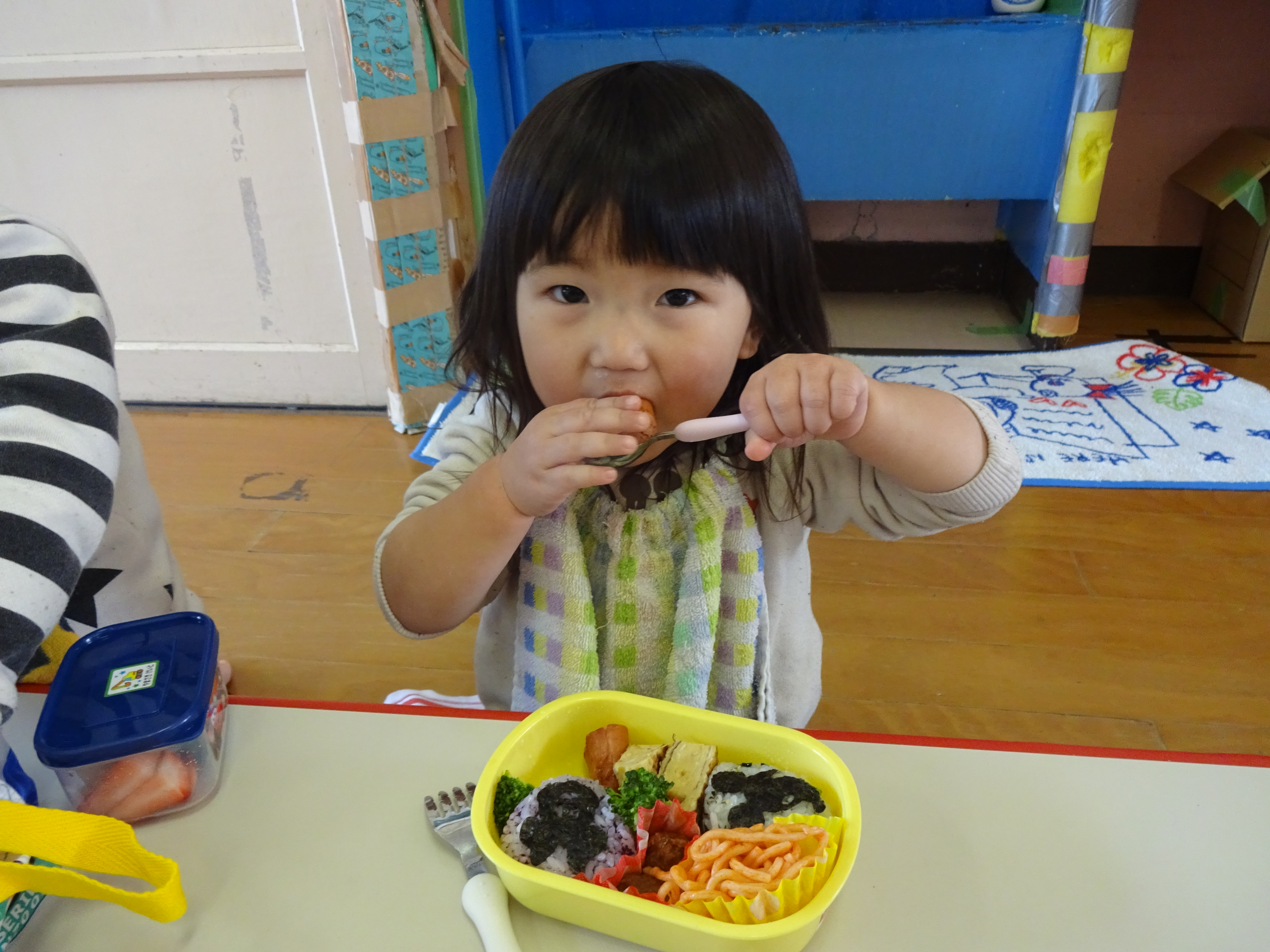 はとさんお弁当を食べているところ