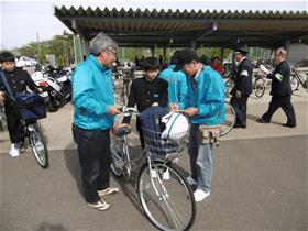 国見中自転車安全点検のようす