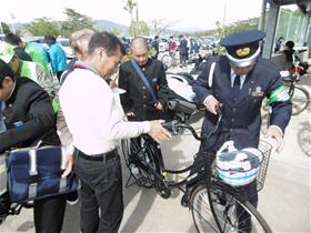 国見中自転車安全点検のようす