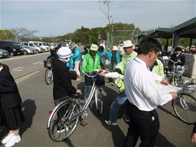 国見中自転車安全点検のようす