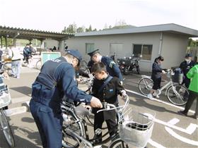 国見中自転車安全点検のようす