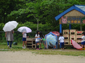 雨のなか園庭散歩