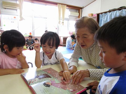 読み聞かせの様子