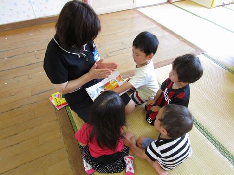 ばら組　読み聞かせの様子