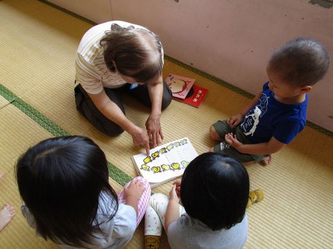 ばら組　読み聞かせの様子