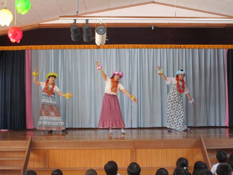 先生の出し物　フラダンス