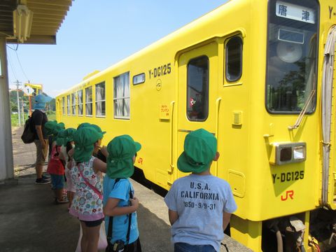 電車に乗り込む様子