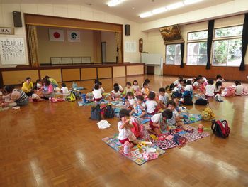 みんなでお弁当を食べる