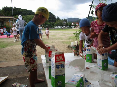 牛乳パックで作った氷を出す様子